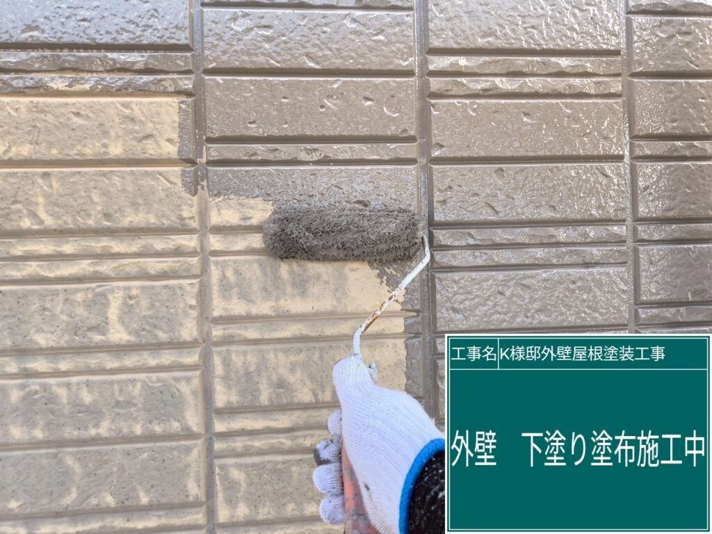 壁の下塗りを行ないます。